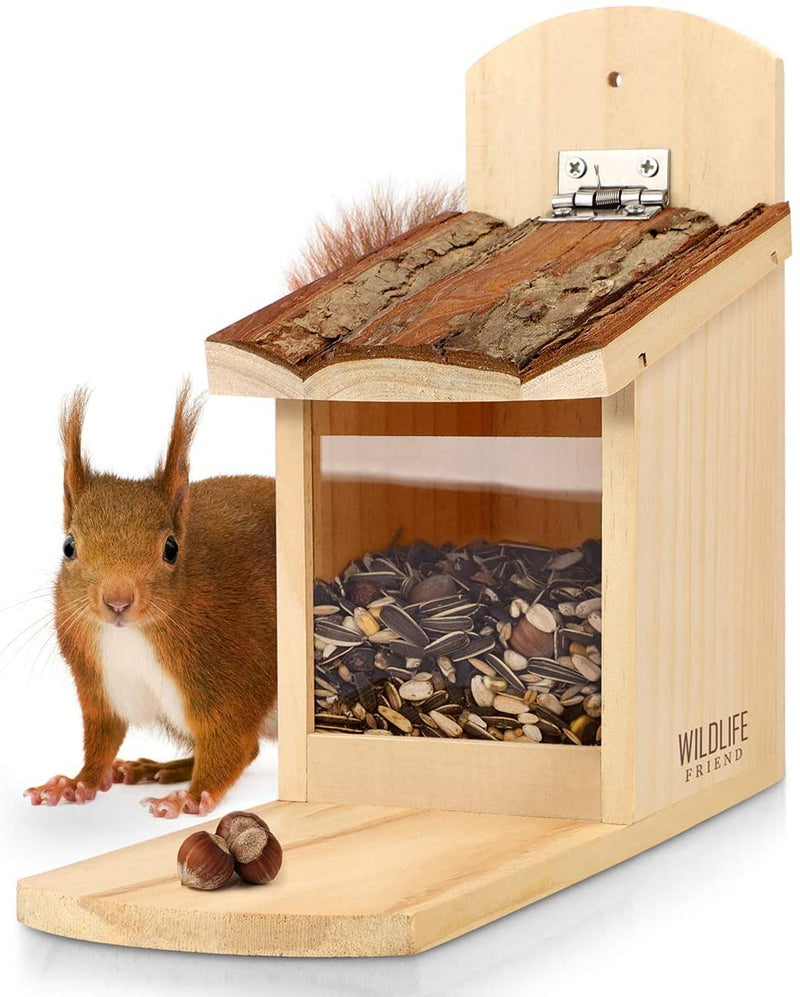 I squirrel feeder stable made of solid wood with a beef roof weatherproof